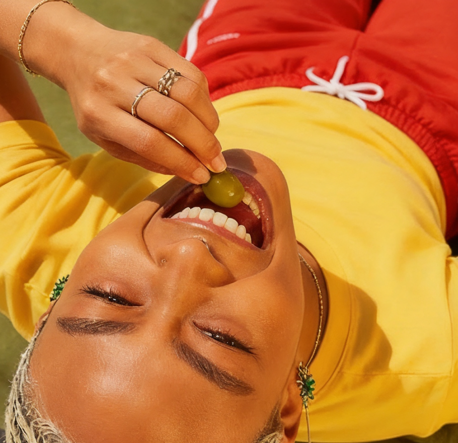 Logo design for the brand Redo on green gradient background